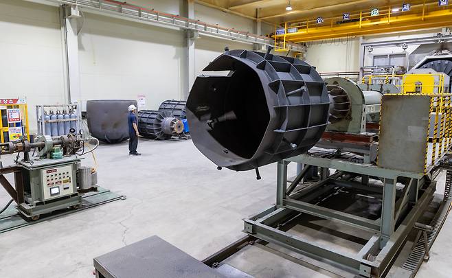 지난 14일 경기도의 우주 기업 A사 공장. 발사체 연소기를 만드는 데 쓰이는 금속 접합 장비가 멈춰 있다. 이 업체는 누리호 3차 발사 성공에 기여한 기업으로 꼽히지만, 차세대 발사체 발사 일정이 계속 지연되면서 오는 9월이면 일감이 끊길 위기에 놓였다./조인원 기자