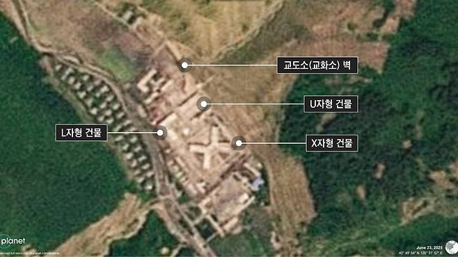지난 6월 23일 위성사진에 북한이 신축 중인 X자형 건물이 포착됐다. /NK뉴스