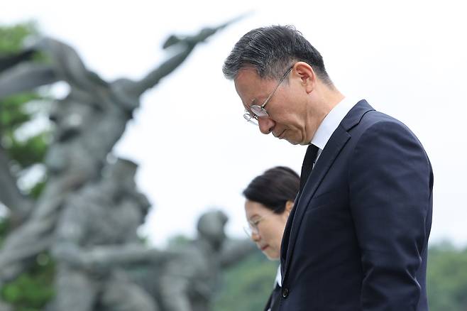 정성호 신임 법무부 장관이 21일 서울 동작구 국립서울현충원을 찾아 현충탑을 참배하고 있다./뉴스1