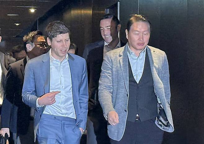 최태원 SK그룹 회장과 샘 올트먼 오픈AI 최고경영자(CEO)가 지난 2월4일 서울 중구 플라자 호텔에서 회동을 마친 뒤 함께 이동하고 있다. /공동취재단