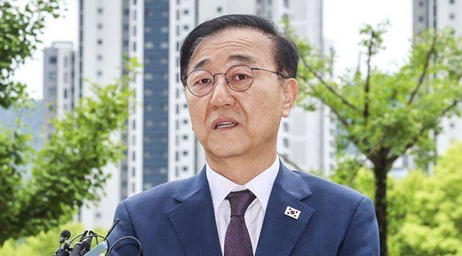 김윤덕 국토교통부 장관 후보자가 15일 오전 경기 과천시 정부과천청사로 출근하며 취재진 질의에 답하고 있다. ⓒ 뉴시스