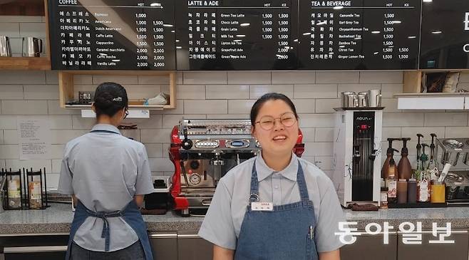 강원도교육청 청사 내 카페 ‘공감’에서 일하고 있는 춘천 동원학교 전공과 1학년 김두희 양. ‘공감’은 특수학교 전공과 학생들이 사회 진출을 앞두고 실습하는 공간이다. 춘천=이인모 기자 imlee@donga.com