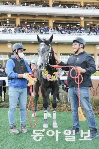 지난해 동아일보배 대상경주에서 우승한 즐거운여정. 이 말은 대상경주에서 무려 9번이나 우승하며 김영관 조교사의 즐거운 여정과 함께 했다. 동아일보 DB