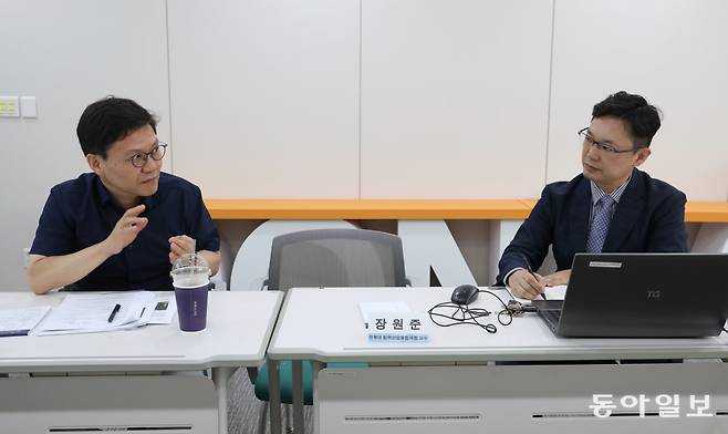 화정평화재단은 7월 17일 동아닷컴 대회의실에서 ‘‘K방산의 최근동향과 향후 과제’’를 주제로 연구위원 간담회를 가졌다. 윤상호 동아일보 정치부 전문기자(왼쪽), 장원준 전북대 방위산업융합과정 교수가 토론하고 있다.변영욱 기자 cut@donga.com