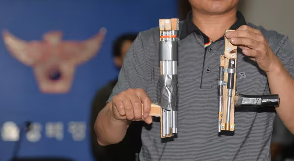 2016년 10월 서울 강북경찰서가 오패산터널 총격 피의자로부터 압수한 사제 총기를 공개하는 모습. 서울 강북경찰서
