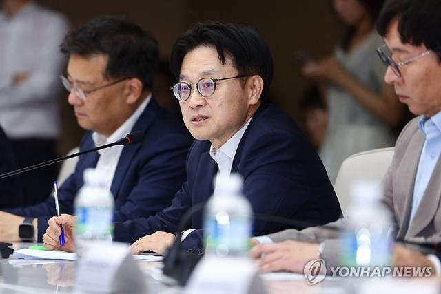 김정관 산업통상자원부 장관이 21일 서울 중구 대한상공회의소에서 열린 경제단체 및 업계와의 대미 통상 긴급점검회의를 주재하고 있다. 연합뉴스