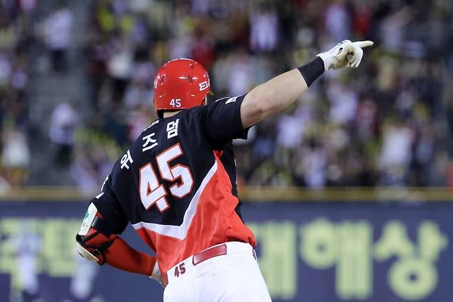 잠실야구장에서 열린 2025 KBO리그 KIA 타이거즈와 두산 베어스의 경기, 6회초 1사 1루 KIA 위즈덤이 투런 홈런을 친 뒤 세리머니하고 있다.뉴시스