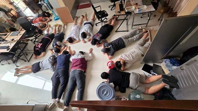 지난 6월 태국 경찰이 태국 파타야 지역에서 활동하던 로맨스 스캠 조직을 검거하는 장면 사진=경찰청 제공. 뉴스1