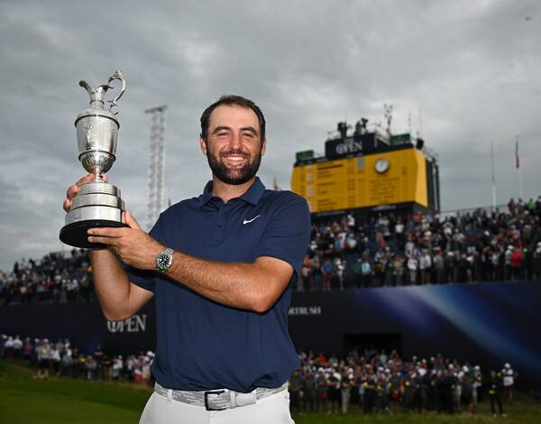 임성재 프로, 로리 맥길로이, 리하통, 맷 피츠패트릭, 브라이슨 디섐보, 잰더 쇼플리, 존 람, 저스틴 토머스 등이 출전한 2025년 남자골프 마지막 메이저 대회인 제153회 디오픈 챔피언십 우승을 차지한 세계랭킹 1위 스코티 셰플러가 우승 트로피인 클라레 저그를 들고 있다. 사진제공=Oisin Keniry/R&A/R&A via Getty Images