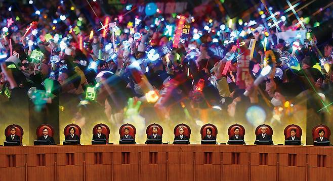 윤석열 전 대통령의 탄핵소추안이 가결된 직후 응원봉을 들고 환호하는 시민들의 모습은 ‘광장 민주주의’의 상징이었다. 그 모습에 조희대 대법원장 등 대법관들이 이재명 더불어민주당 대통령 후보자의 공직선거법 위반 혐의 사건을 유죄 취지로 파기환송 하기 위해 준비하는 모습을 합성한 이미지. 한겨레 자료사진