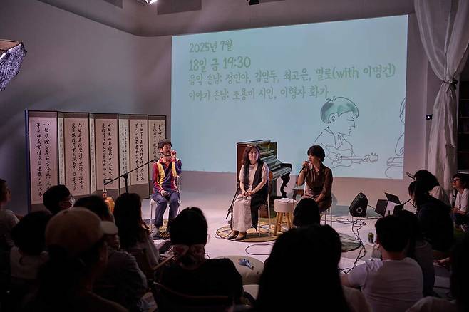 18일 저녁 서울 강동구 스페이스 거북이에서 열린 ‘김민기 뒤풀이’에서 사회를 본 최창근 작가(왼쪽)가 조용미 시인(가운데), 이형자 화가와 이야기를 나누고 있다. 스페이스 거북이 제공