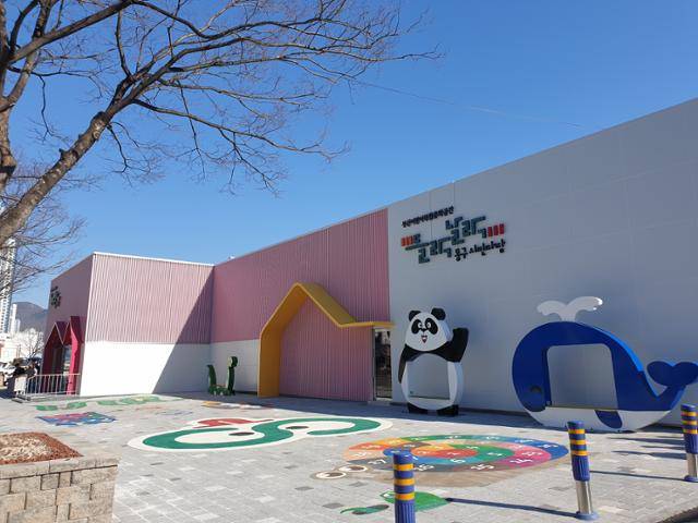 버려진 철도역인 부산 동구 부산진역을 어린이 복합문화공간인 '들락날락'으로 활용하고 있다. 부산시 제공