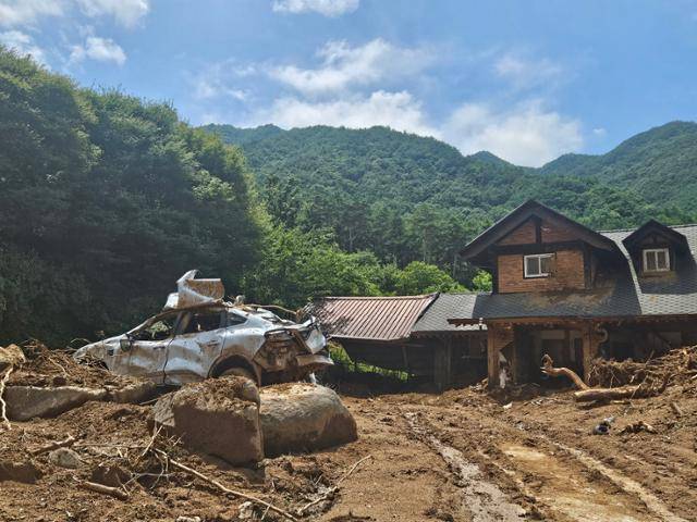토사가 덮쳐 2명이 숨진 채 발견된 경남 산청군 산청읍 내리의 한 주택이 폭탄을 맞은 듯 파손돼 있다. 산청=최현빈 기자