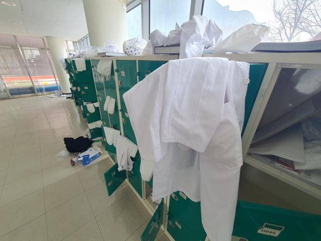 지난해 3월 4일 서울의 한 의대 강의실 앞 사물함에 가운이 걸려 있다. 박시몬 기자