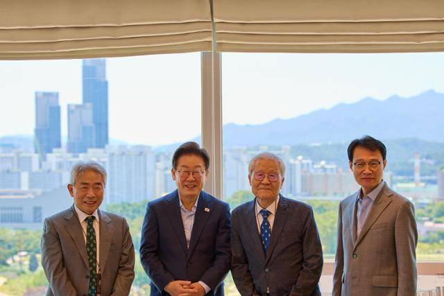 이재명 대통령이 11일 서울 용산 대통령실 청사에서 열린 언론인 오찬 회동에서 참석자들과 함께 기념촬영을 하고 있다. 왼쪽부터 정규재 전 한국경제신문 주필, 이 대통령, 조갑제 전 월간조선 편집장, 이규연 홍보소통수석. 대통령실 제공