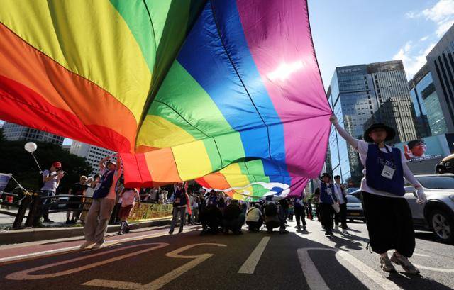 서울 퀴어 퍼레이드 참석자들이 지난달 1일 서울 중구 종각역 앞에서 을지로 입구까지 도심행진을 하고 있다. 뉴스1