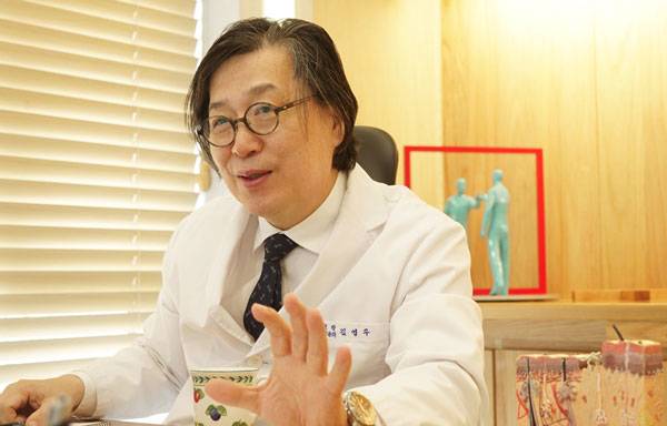 연세스타피부과 강남점 김영구 원장이 흉터 치료의 원리에 대해 설명하고 있다./사진=연세스타피부과 제공