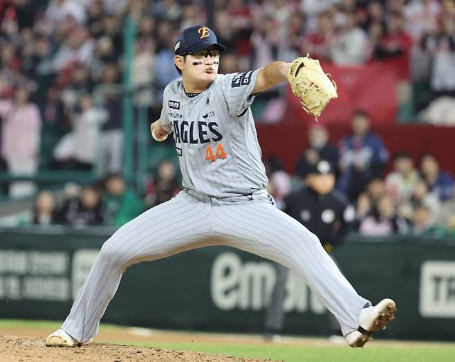 17일 오후 인천 SSG 랜더스필드에서 열린 2025 프로야구 한화와 SSG경기. 한화 투수 김서현이 9회 등판 역투하고있다. 인천=정시종 기자 capa@edaily.co.kr /2025.04.17.