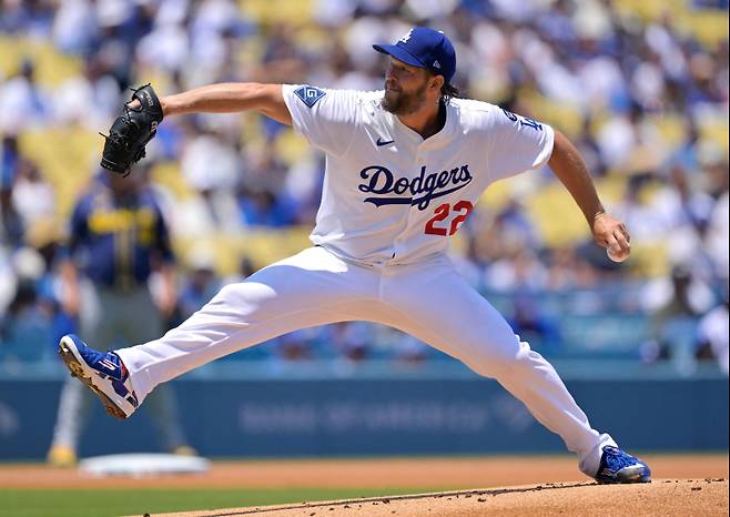 <yonhap photo-1843=""> LOS ANGELES, CALIFORNIA - JULY 20: Clayton Kershaw #22 of the Los Angeles Dodgers delivers to the plate during the first inning against the Milwaukee Brewers at Dodger Stadium on July 20, 2025 in Los Angeles, California. Jayne Kamin-Oncea/Getty Images/AFP (Photo by Jayne Kamin-Oncea / GETTY IMAGES NORTH AMERICA / Getty Images via AFP)/2025-07-21 06:13:33/ <저작권자 ⓒ 1980-2025 ㈜연합뉴스. 무단 전재 재배포 금지, AI 학습 및 활용 금지></yonhap>