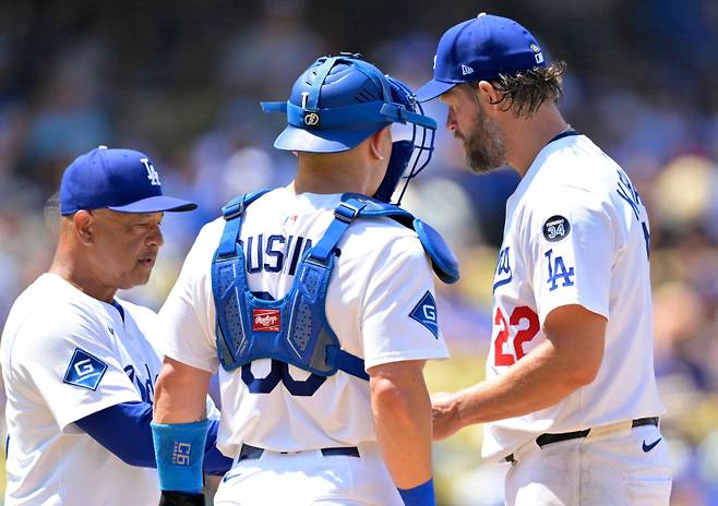 <yonhap photo-2105=""> LOS ANGELES, CALIFORNIA - JULY 20: Dave Roberts #30 of the Los Angeles Dodgers pulls Clayton Kershaw #22 as Dalton Rushing #68 looks on in the fifth inning against the Milwaukee Brewers at Dodger Stadium on July 20, 2025 in Los Angeles, California. Jayne Kamin-Oncea/Getty Images/AFP (Photo by Jayne Kamin-Oncea / GETTY IMAGES NORTH AMERICA / Getty Images via AFP)/2025-07-21 08:48:29/ <저작권자 ⓒ 1980-2025 ㈜연합뉴스. 무단 전재 재배포 금지, AI 학습 및 활용 금지></yonhap>