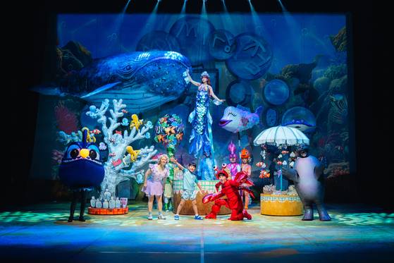 뮤지컬 ‘할머니의 여름휴가’는 아동·가족 뮤지컬에서는 국내 최초로 시도되는 6m 대형 거대한 고래와 아름다운 인어의 플라잉쇼로 남녀노소 관객들의 시선을 사로잡는다. ㈜에이엠컬처
