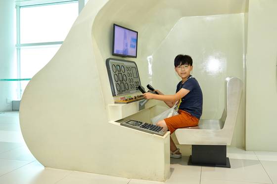 제2여객터미널 4층 전망대에는 비행기 조종실 일부를 재현해 놓은 체험형 전시가 있다. 이현우 학생기자가 비행기 조종석에 앉아 여러 기능을 살펴봤다.