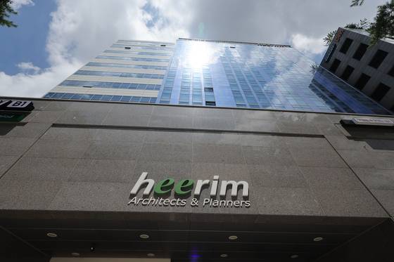 김건희 여사 관련 의혹을 수사하는 민중기 특별검사팀이 21일 코바나컨텐츠 후원업체인 서울 강동구 희림종합건축사무소 사무실 압수수색에 나섰다. 사진은 이날 희림 사무실 모습. 연합뉴스