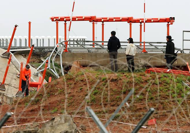 지난 4월 사조위 관계자들이 무안공항의 로컬라이저를 현장 조사하고 있다. 연합뉴스