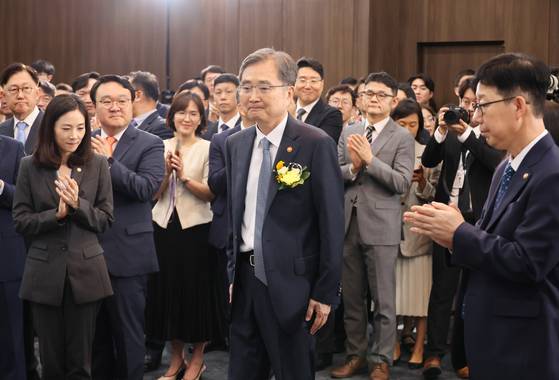 조현 외교부 장관이 21일 서울 종로구 외교부 서희홀에서 열린 취임식에 입장하고 있다. 공동취재단=뉴스1