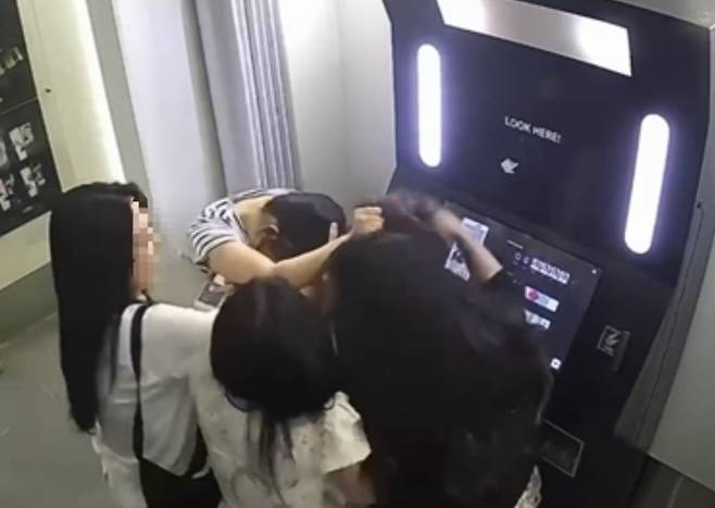 베트남 하노이의 한인타운인 미딩 지역 한 포토부스에서 한국인 여성 2명이 베트남 여성 2명을 폭행한 장면이 담긴 폐쇄회로(CC)TV 화면. 사진=VNS 홈페이지 갈무리