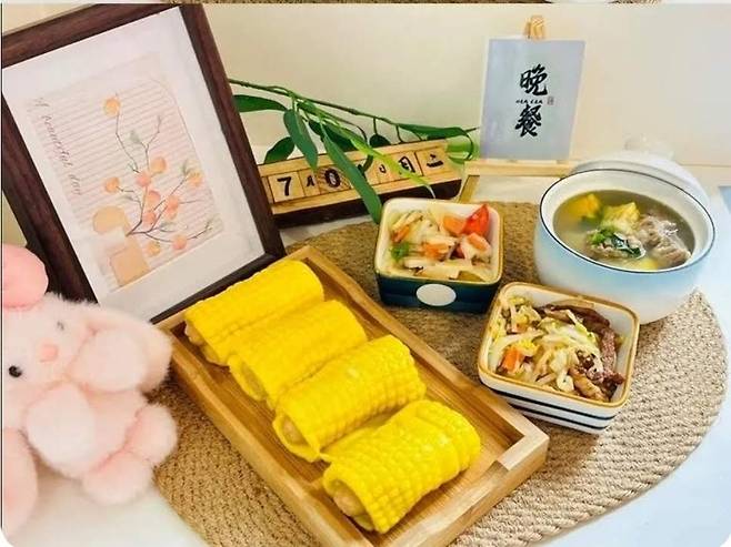 2025년 7월 집단 납중독 사건이 보고된 중국 간쑤성 톈수이시 허스페이신 유치원의 간식 홍보 사진. 노란색 옥수수빵은 물감을 넣어 만든 간식으로 밝혀졌다. /해당 유치원 홍보사진