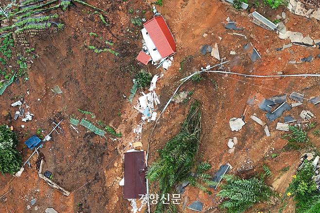 폭우로 인해 산사태가 발생한 경남 산청군 생비량면 상능마을에 21일 주택이 붕괴해 있다. 한수빈 기자