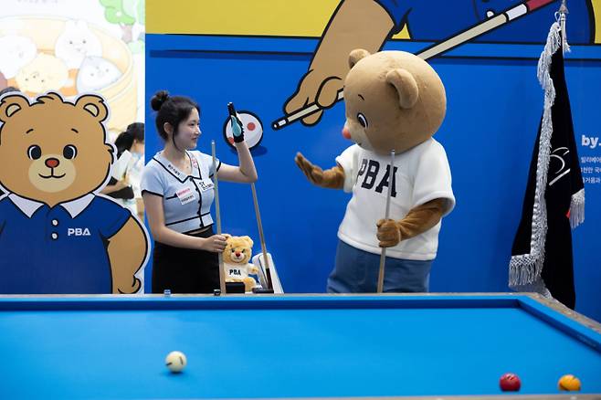 한지은(왼쪽) 선수와 빌리베어. PBA 제공