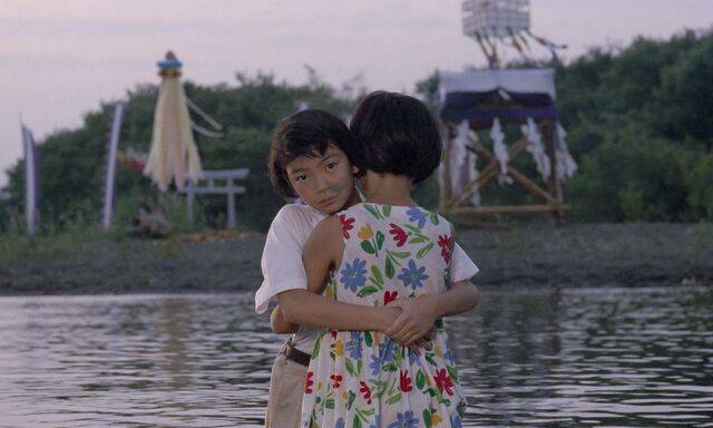 영화 ‘이사’에서 현재의 렌코가 “나 혼자 두고 가지 마!”라고 외치는 과거의 렌코를 끌어안고 있다. 상처를 받아들이고 성장하려는 순간, 과거의 자신을 향해 보내는 위로이자 격려의 몸짓이다. 에이유앤씨 제공