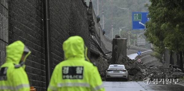 지난 16일 오후 오산시 가장교차로 고가도로의 옹벽이 도로로 무너지면서 이곳을 지나가던 차량 1대를 덮치는 사고가 발생했다. 경기일보DB