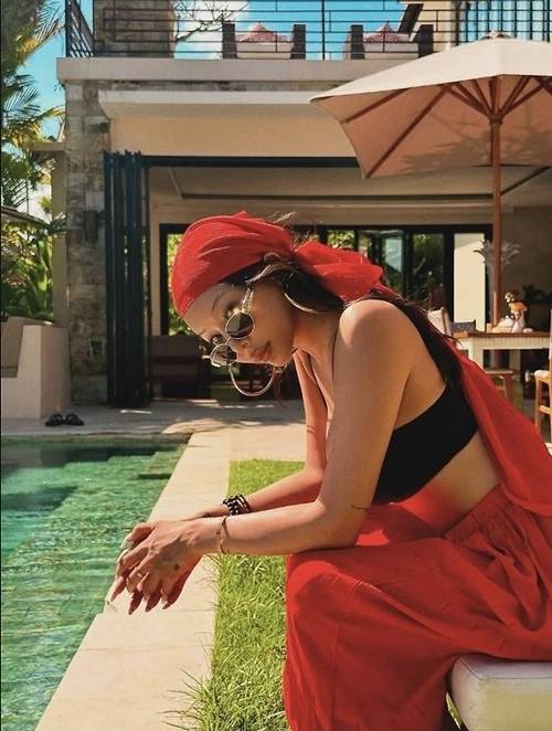 가수 제시가 발리에서 과감한 패션으로 또 한 번 시선을 사로잡았다. 사진=제시 SNS