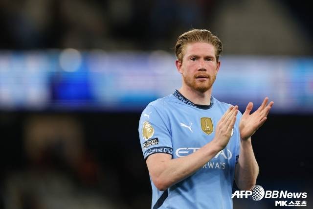 더 브라위너는 이어 “잉글랜드 프리미어리그(EPL)에서 오랜 시간 뛰었다. 내가 할 수 있는 건 다 해봤다. 지금은 새로운 챕터를 시작할 때다. 하지만, 나의 마음은 여전히 맨시티에 남아 있다. 나는 평생 맨시티를 사랑할 것이다. 맨시티는 내 선수 시절의 대부분을 함께한 팀이다. 더 이상 맨시티 유니폼을 입고 뛸 순 없지만, 마음만은 언제나 그들과 함께할 것”이라고 했다. 사진(맨체스터 영국)=AFPBBNews=News1