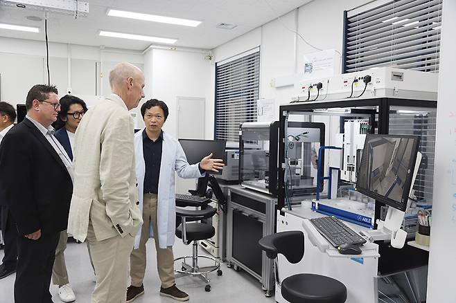 한국생명공학연구원 바이오파운드리 베타시설을 방문 중인 국제 공동연구팀 /사진=한국생명공학연구원