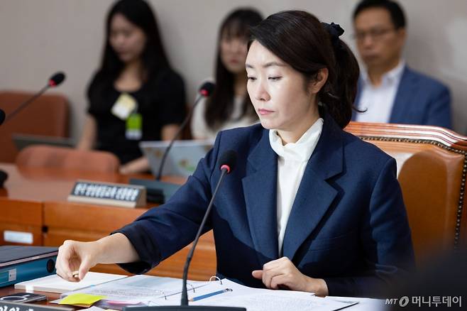 (서울=뉴스1) 유승관 기자 = 강선우 여성가족부 장관 후보자가 14일 서울 여의도 국회에서 열린 인사청문회에 출석해 국무위원 후보자가 국회의원 배지를 달고 있는 것에 대해 이인선 위원장이 적절치 못하다고 지적하자 국회의원 배지를 내려 놓고 있다. 2025.7.14/뉴스1 Copyright (C) 뉴스1. All rights reserved. 무단 전재 및 재배포, AI학습 이용 금지. /사진=(서울=뉴스1) 유승관 기자