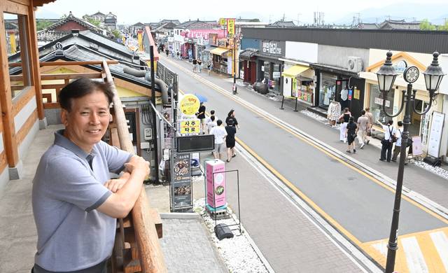 ‘천년고도’ 경북 경주에 즐비한 세계유산보다 많은 관광객이 찾는 황리단길을 설계한 최무현 신경주대 특임교수가 이 길을 배경으로 포즈를 취하고 있다. 김동훈 기자