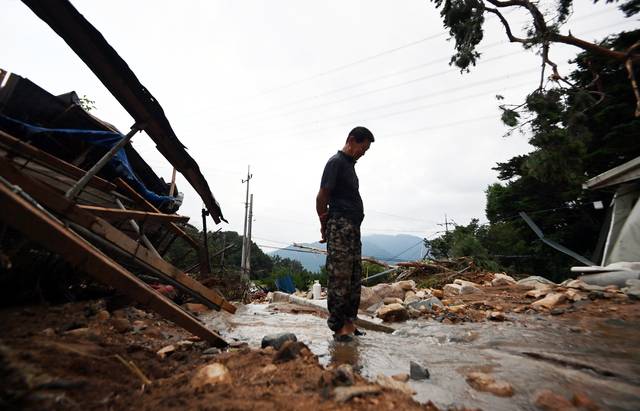 삶도 무너졌다 : 20일 경남 산청군 산청읍 부리 내부마을에서 축산업을 하는 조창석(80) 씨가 폭우와 산사태로 엉망이 된 집과 축사를 바라보며 망연자실하고 있다. 박윤슬 기자