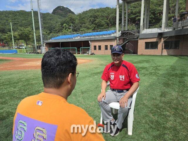 유영대 감독(오른쪽) 인터뷰에서 지도자 철학을 밝히고 있다. /횡성베이스볼테마파크=심재희 기자