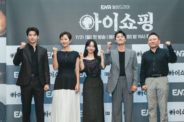 (왼쪽부터)김진영 염정아 원진아 최영준 오기환PD/ENA 제공