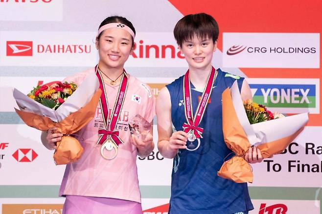 시상식에 나선 안세영(왼쪽)과 왕즈이. 연합뉴스