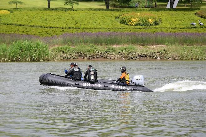119가 동천에서 실종자를 수색하고 있다. 순천소방서 제공