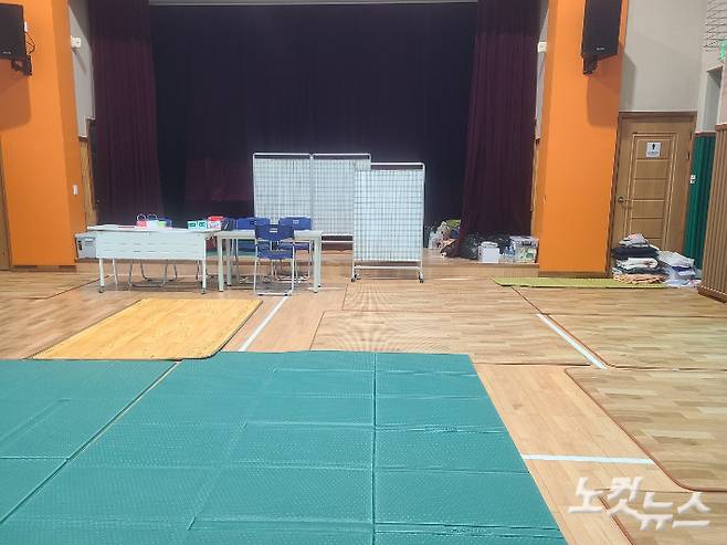 이재민들이 머무는 대피소 내부. 폭우에 이어 찾아든 폭염에 어르신들은 텐트 대신 매트에 의지해 몸을 누이고 있었다. 김정남 기자