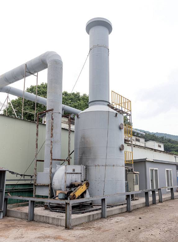 퇴비장에는 악취 저감을 위해 6m 높이의 세정탑을 설치했다.