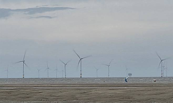 지난 6월 27일 영국 리버풀 월러시(Wallasey) 해변에서 바라본 버보뱅크(Burbo Bank) 해상풍력단지.