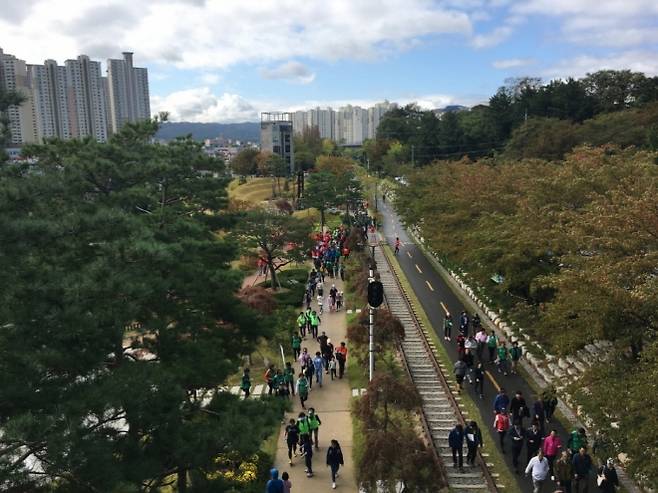 ‘그린웨이 프로젝트’로 조성된 철길숲을 거닐고 있는 경북 포항시민들. 포항시 제공