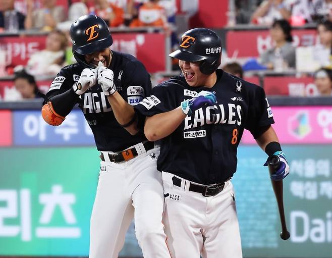한화의 새 복덩이 - 프로야구 한화 이글스의 외국인 타자 루이스 리베라토(왼쪽)가 20일 수원에서 열린 kt 위즈와의 경기에서 7회 중월 2점 홈런을 날린 뒤 동료의 축하를 받고 있다. 지난 19일 에스테반 플로리얼을 대신해 잔여 시즌 총액 20만 5000달러에 계약을 맺은 리베라토는 이날 5타수 3안타 2타점, 3득점을 기록하며 팀 승리에 기여했다. 연합뉴스
